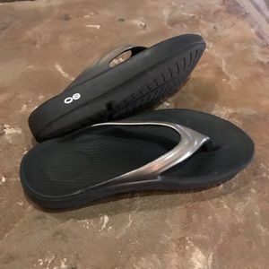 Oofos recovery flip flops